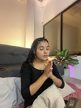 ladulcemary  online show from January 19, 2026, 1:04 pm