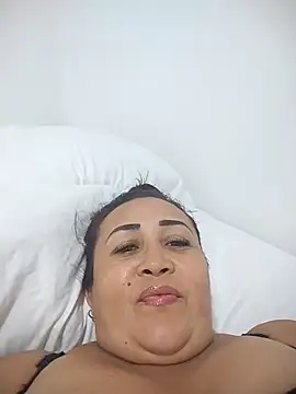 Nini Love  online show from May 10, 2026, 4:06 am