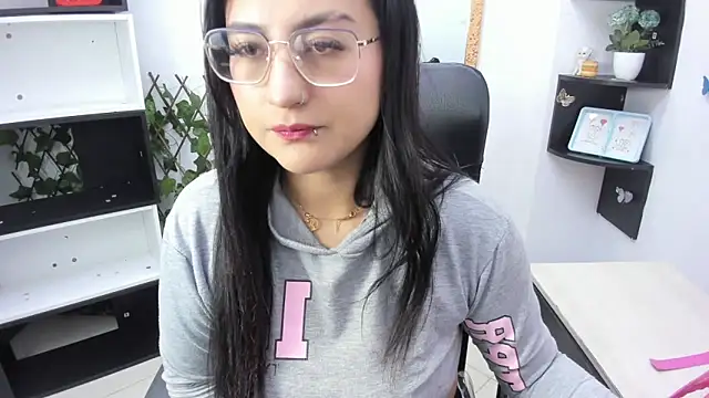 sophi hardd  online show from February 4, 2026, 3:07 pm