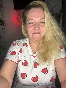 JenniferCarmen online show from April 15, 2026, 7:58 pm