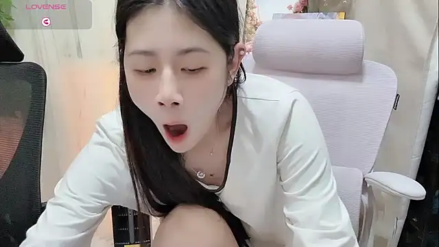 Yvonne-07 online show from March 7, 2026, 4:37 pm