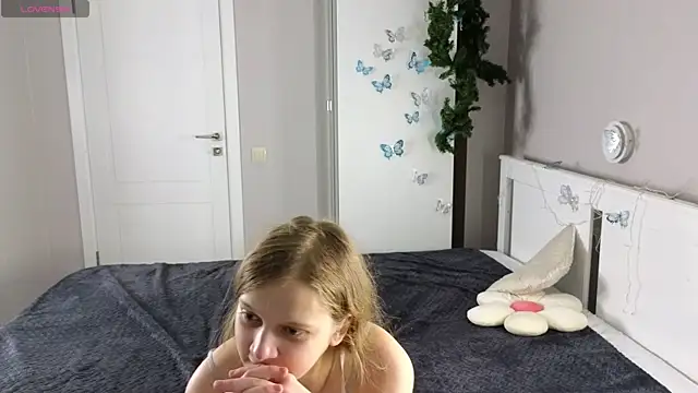 HazeElariel online show from April 10, 2026, 3:28 pm
