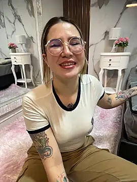 Annyhathatway online show from May 16, 2026, 1:13 am