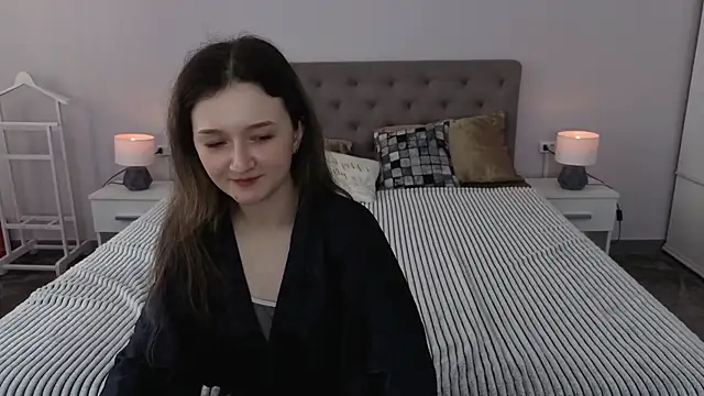 CyrenaLuxe online show from April 5, 2026, 7:49 am