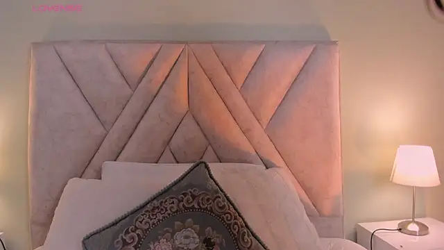 Amelia Saenz  online show from February 17, 2026, 7:09 pm