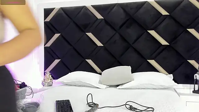 Lunara Vall online show from April 1, 2026, 7:33 pm