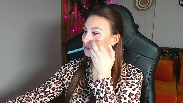 NoraFoxes online show from December 21, 2025, 5:25 am