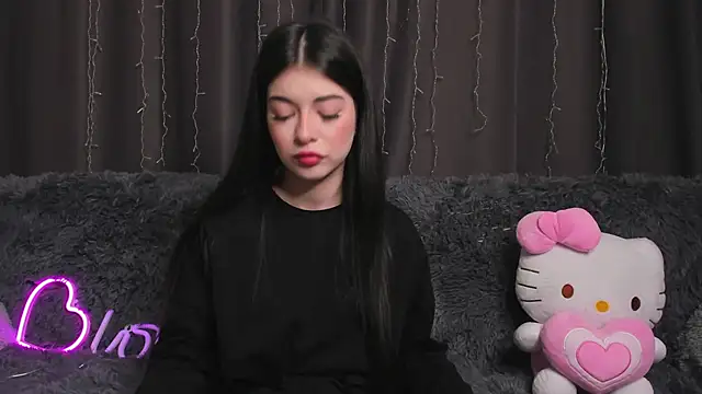 LisaColee online show from June 14, 2026, 1:13 pm