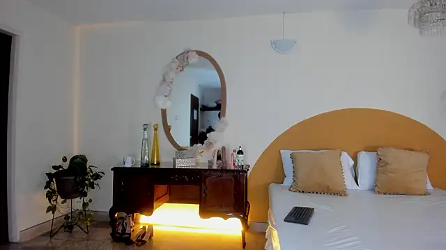 liaa moretti  online show from February 11, 2026, 8:47 pm