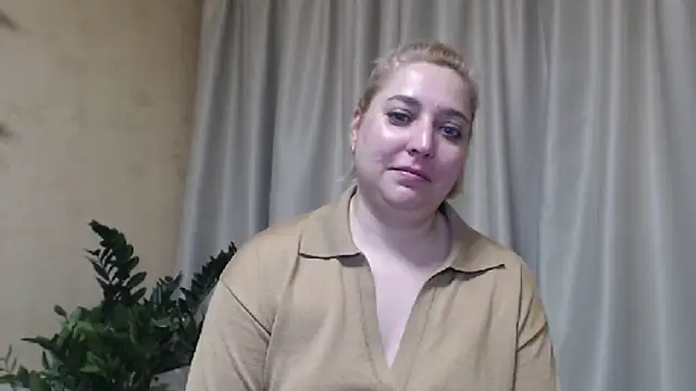 Snapshot of sweetpussy13 chatting on March 15, 2025, 9:30 am sweetpussy13 online show from March 15, 2025, 9:30 am