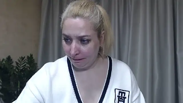 Snapshot of sweetpussy13 chatting on April 19, 2026, 5:40 am sweetpussy13 online show from April 19, 2026, 5:40 am