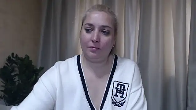 Snapshot of sweetpussy13 chatting on June 2, 2026, 6:15 am sweetpussy13 online show from June 2, 2026, 6:15 am