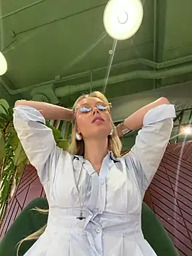 SunnyShiney online show from June 5, 2026, 3:40 pm