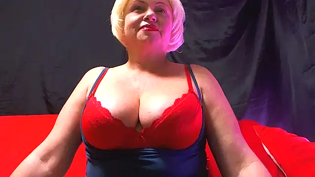 Snapshot of NaughtyMILF4UX chatting on January 18, 2026, 10:30 am NaughtyMILF4UX online show from January 18, 2026, 10:30 am