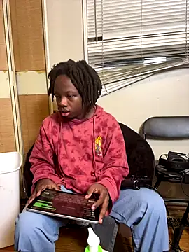 Snapshot of YourLittleBoyfriend chatting on December 18, 2025, 3:45 am YourLittleBoyfriend online show from December 18, 2025, 3:45 am