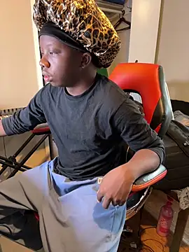 Snapshot of YourLittleBoyfriend chatting on January 6, 2026, 6:33 pm YourLittleBoyfriend online show from January 6, 2026, 6:33 pm