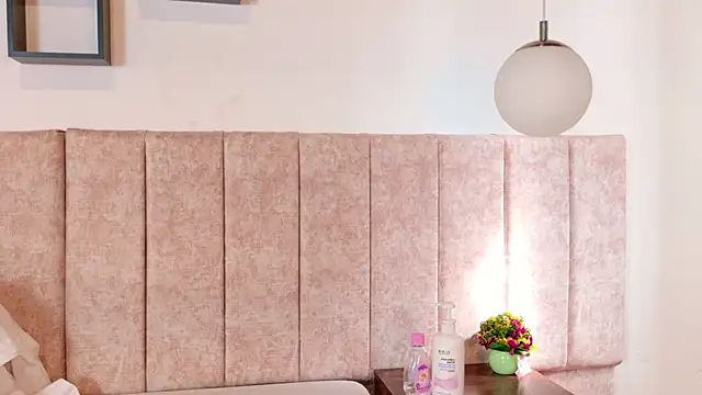 Zoehot 11 online show from March 11, 2026, 2:23 pm