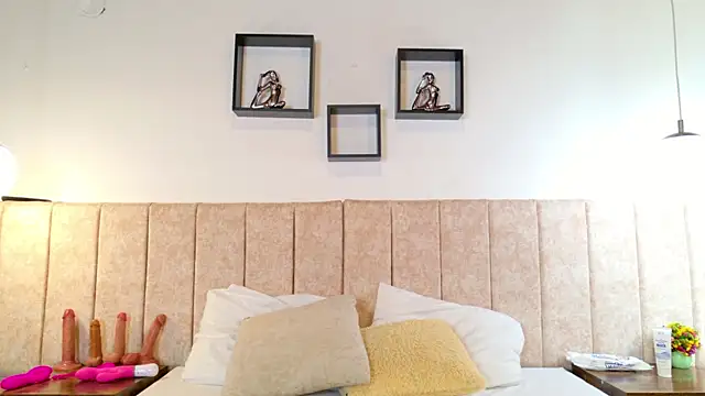 Zoehot 11 online show from April 7, 2026, 1:11 pm