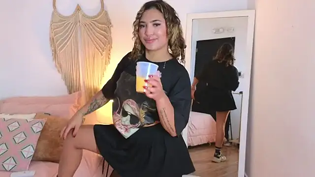 Snapshot of Grecia_Miller_ chatting on December 22, 2025, 12:24 pm Grecia Miller online show from December 22, 2025, 12:24 pm