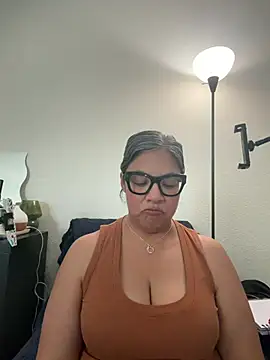 Snapshot of BettyWhispers chatting on May 4, 2026, 8:49 pm BettyWhispers online show from May 4, 2026, 8:49 pm