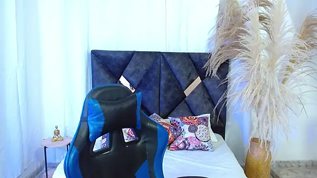 Snapshot of angelll18_ chatting on February 5, 2026, 8:24 pm angelll18 online show from February 5, 2026, 8:24 pm