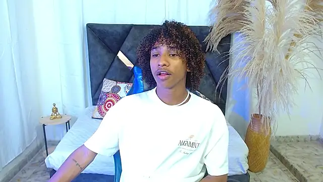 Snapshot of angelll18_ chatting on February 10, 2026, 8:35 pm angelll18 online show from February 10, 2026, 8:35 pm