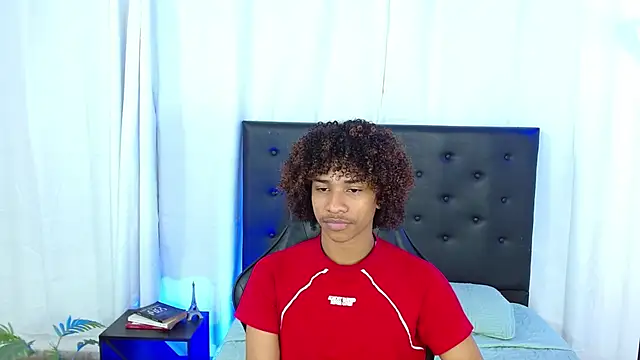 Snapshot of angelll18_ chatting on February 25, 2026, 8:18 pm angelll18 online show from February 25, 2026, 8:18 pm