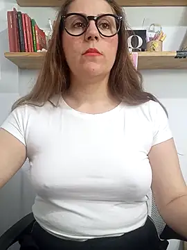 Snapshot of SofiEsteves chatting on April 9, 2026, 12:32 pm SofiEsteves online show from April 9, 2026, 12:32 pm