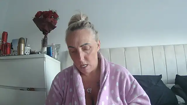 Snapshot of theblondecocklover chatting on April 22, 2026, 6:53 pm theblondecocklover online show from April 22, 2026, 6:53 pm