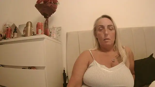 Snapshot of theblondecocklover chatting on April 26, 2026, 8:17 pm theblondecocklover online show from April 26, 2026, 8:17 pm