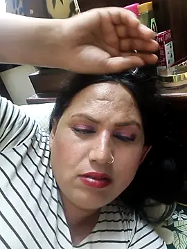 Hotmylips online show from April 15, 2026, 8:20 pm