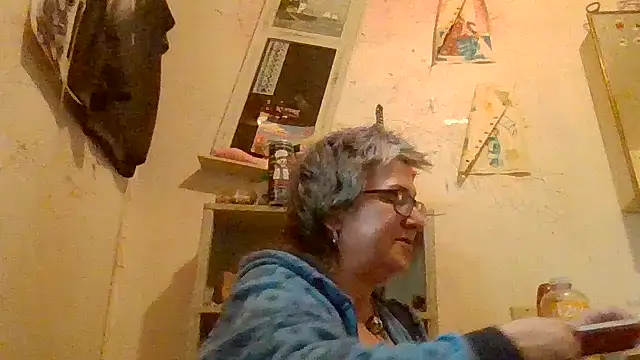 Snapshot of becky1111 chatting on April 23, 2026, 12:29 pm becky1111 online show from April 23, 2026, 12:29 pm
