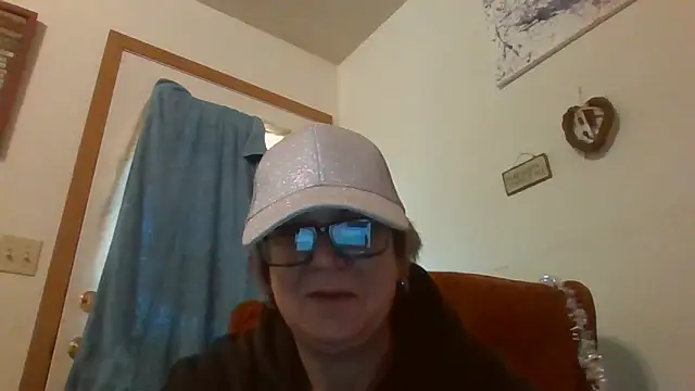 Snapshot of becky1111 chatting on April 24, 2026, 2:41 pm becky1111 online show from April 24, 2026, 2:41 pm