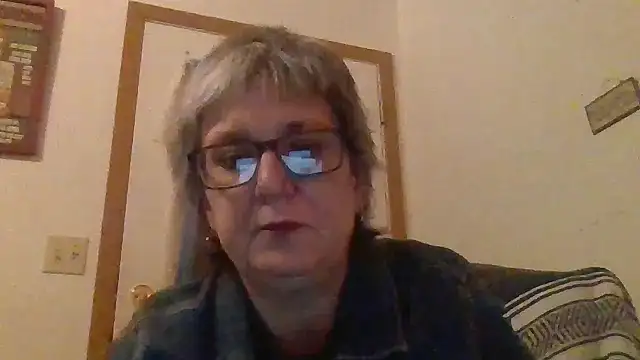 Snapshot of becky1111 chatting on May 7, 2026, 4:29 am becky1111 online show from May 7, 2026, 4:29 am