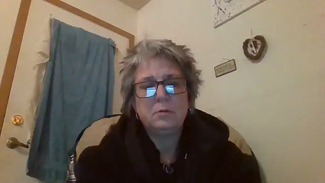 Snapshot of becky1111 chatting on May 10, 2026, 9:47 am becky1111 online show from May 10, 2026, 9:47 am