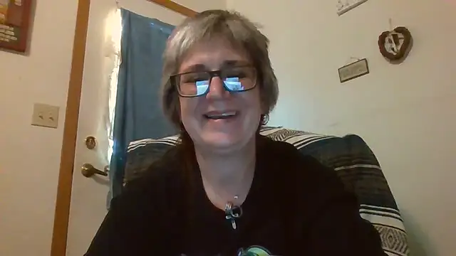 Snapshot of becky1111 chatting on May 16, 2026, 12:18 am becky1111 online show from May 16, 2026, 12:18 am