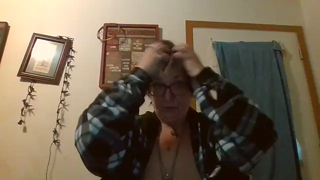 Snapshot of becky1111 chatting on May 22, 2026, 12:22 pm becky1111 online show from May 22, 2026, 12:22 pm