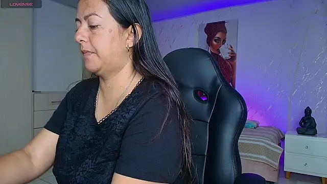 Snapshot of evelyn_harpeery chatting on May 9, 2026, 10:53 am evelyn harpeery online show from May 9, 2026, 10:53 am