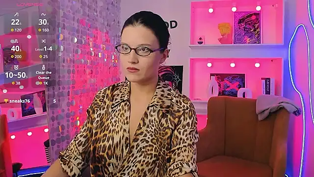 Snapshot of RowenMoon chatting on February 14, 2026, 10:06 pm RowenMoon online show from February 14, 2026, 10:06 pm