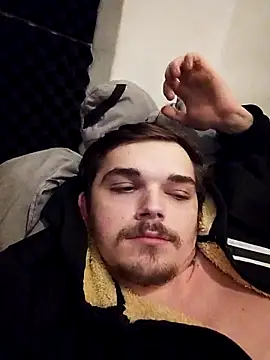 Lblee04 online show from December 17, 2025, 7:53 pm