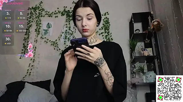 LeonaHinnes online show from January 14, 2026, 2:28 am