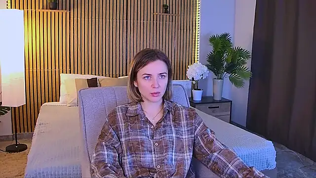 EmeraldGlow online show from April 18, 2026, 2:32 pm