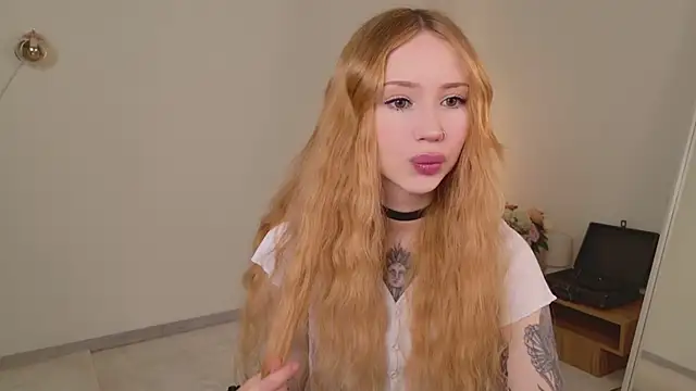 Snapshot of Zoe__Page chatting on February 2, 2026, 1:32 pm Zoe Page online show from February 2, 2026, 1:32 pm