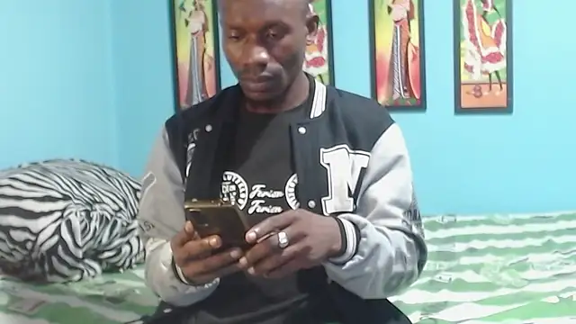 Snapshot of miltonjjakee chatting on December 23, 2025, 2:31 am miltonjjakee online show from December 23, 2025, 2:31 am