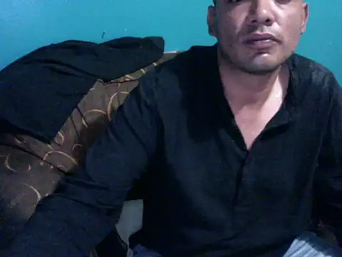 latinomoreno95 online show from May 15, 2026, 11:45 pm
