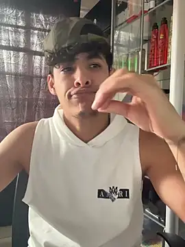 Snapshot of MaxStar26 chatting on April 10, 2026, 1:05 pm MaxStar26 online show from April 10, 2026, 1:05 pm