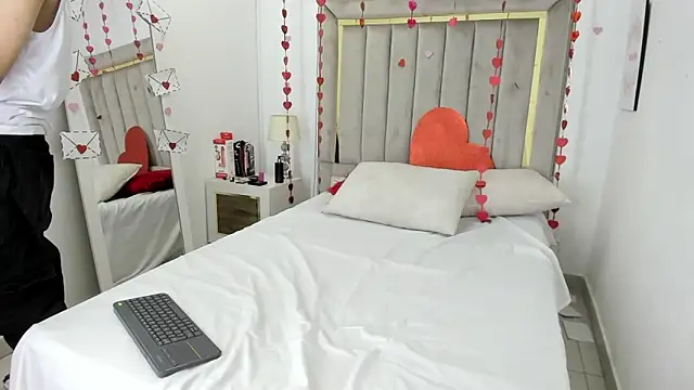 julian xx online show from February 13, 2026, 7:54 pm