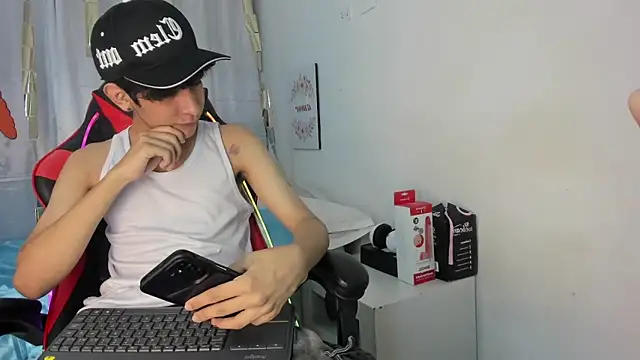 julian xx online show from April 7, 2026, 7:25 pm