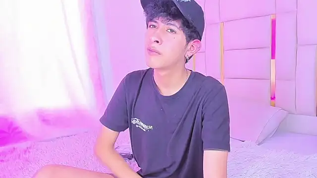 Snapshot of julian_xx chatting on June 18, 2026, 7:51 pm julian xx online show from June 18, 2026, 7:51 pm