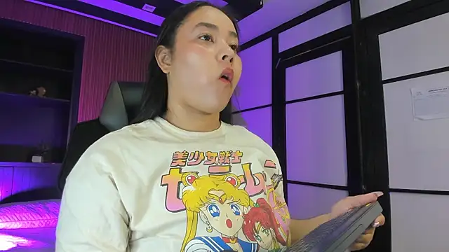 ThaliaBrookss  online show from April 7, 2026, 4:13 am